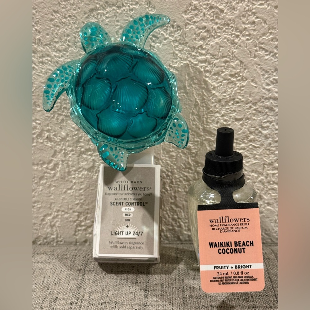 Bath & Body Works Turquoise Turtle Wallflower Nightlight Plug + Refill NWT